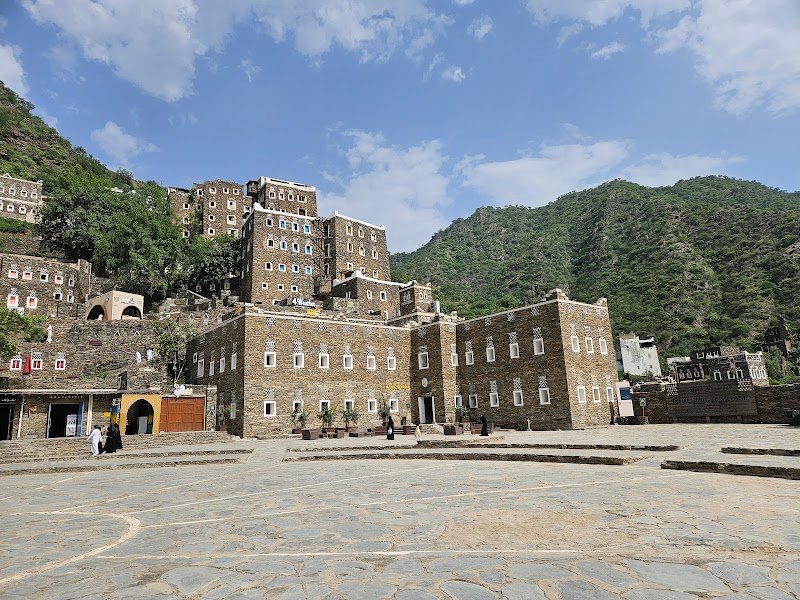 القرية التراثية لقبيلة بني ظالم بمحافظة رجال المع